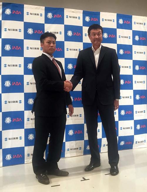 初戦で対戦する日立製作所の和久井監督と握手する日本製鉄室蘭シャークスの比嘉監督（左）（撮影・永野高輔）