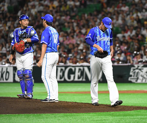 ソフトバンク対DeNA　6回途中で降板する井納翔一（撮影・今浪浩三）
