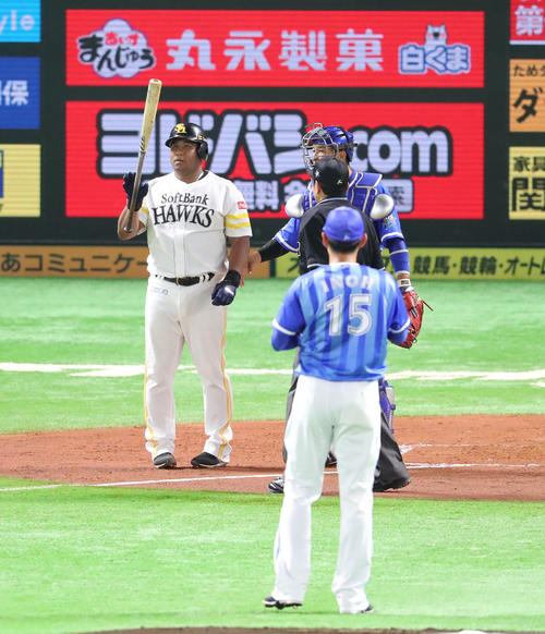 ソフトバンク対DeNA　1回裏ソフトバンク1死一、二塁、デスパイネは死球を受ける（投手・井納翔一）（撮影・梅根麻紀）