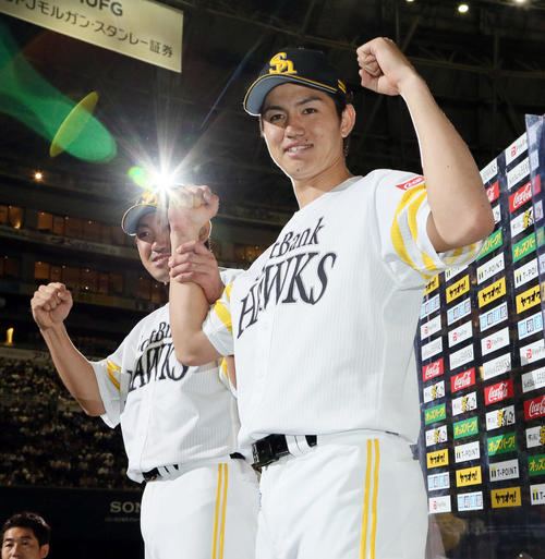 お立ち台で笑顔を見せる高橋礼（右）と内川聖一（撮影・栗木一考）