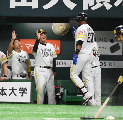 4回裏ソフトバンク無死、ジュリスベル・グラシアルは右中間にソロ本塁打を放ち工藤公康監督らナインに迎えられる（撮影・今浪浩三）