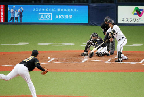 オリックス対阪神　1回裏オリックス2死一、三塁、中川は右前適時打を放つ（撮影・加藤哉）