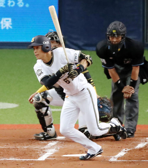 オリックス対阪神　1回裏オリックス2死一、三塁、中川は右前適時打を放つ（撮影・加藤哉）