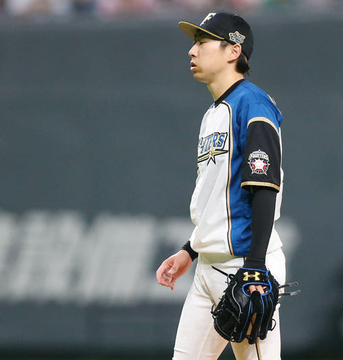 日本ハム対巨人　1回表巨人1死一、二塁、岡本に四球を与え満塁とした金子は厳しい表情を見せる（撮影・垰建太）