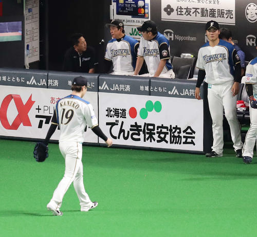 日本ハム対巨人　3回表巨人1死二塁、小林に中前適時打を許した場面で降板となった金子（手前）の奥で何やら話す栗山監督（左から2人目）。右は清宮（撮影・浅見桂子）