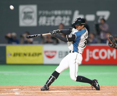 日本ハム対巨人　9回裏日本ハム無死一、三塁、右越え3点本塁打を放つ石井（撮影・黒川智章）