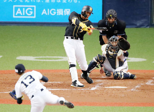 オリックス対阪神　4回表阪神無死二塁、糸井は中越え適時二塁打を放つ。投手山岡（撮影・加藤哉）
