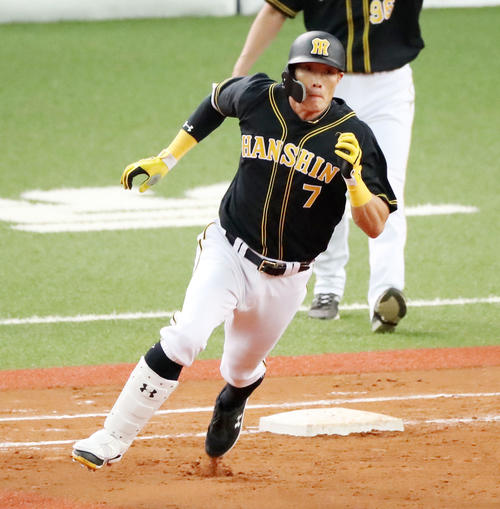 オリックス対阪神　4回表阪神無死二塁、中越えに打球を放ち一塁を蹴る糸井（撮影・加藤哉）