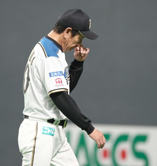 日本ハム対巨人　渋い表情で投手交代を告げる栗山監督（撮影・黒川智章）