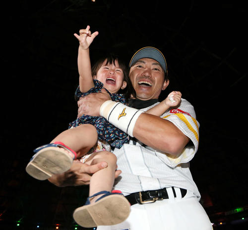 ソフトバンク対DeNA　ファンの子供を抱きかかえる内川聖一（撮影・栗木一考）