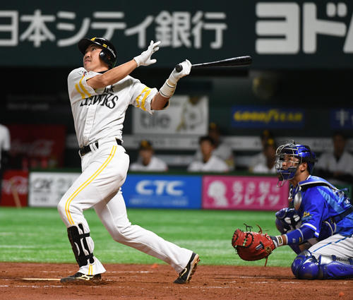 ソフトバンク対DeNA　3回裏ソフトバンク2死、内川は左越え本塁打を放つ（撮影・今浪浩三）　