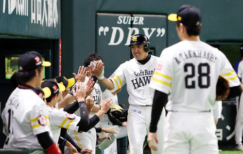 ソフトバンク対DeNA　3回裏ソフトバンク2死、内川は勝ち越し本塁打を放ち、ベンチ前でナインの出迎えを受ける（撮影・栗木一考）