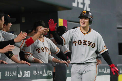 日本ハム対巨人　4回表巨人1死、右越えソロ本塁打を放ちナインの出迎えを受ける岡本（撮影・垰建太）