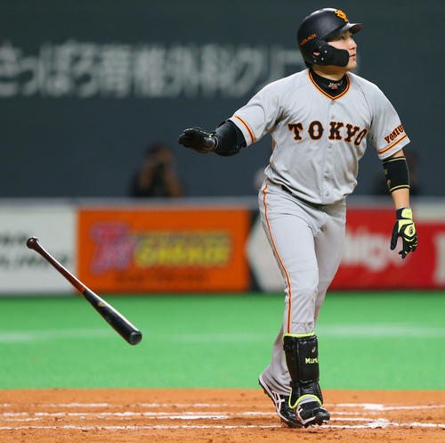 日本ハム対巨人　2回表巨人2死二塁、中越え2点本塁打を放つ丸（撮影・垰建太）