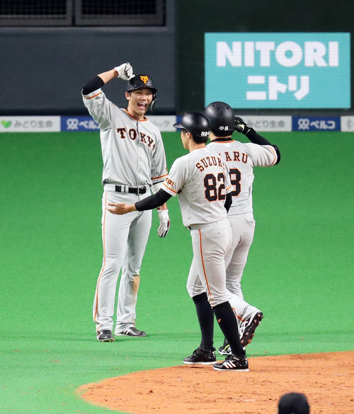 日本ハム対巨人　2回表巨人2死二塁、丸（手前）が2点本塁打を放ち、笑顔で迎える坂本勇（撮影・浅見桂子）