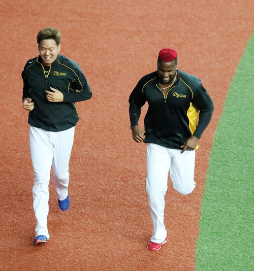オリックス対阪神　西（左）と外野をランニングするガルシア（撮影・加藤哉）