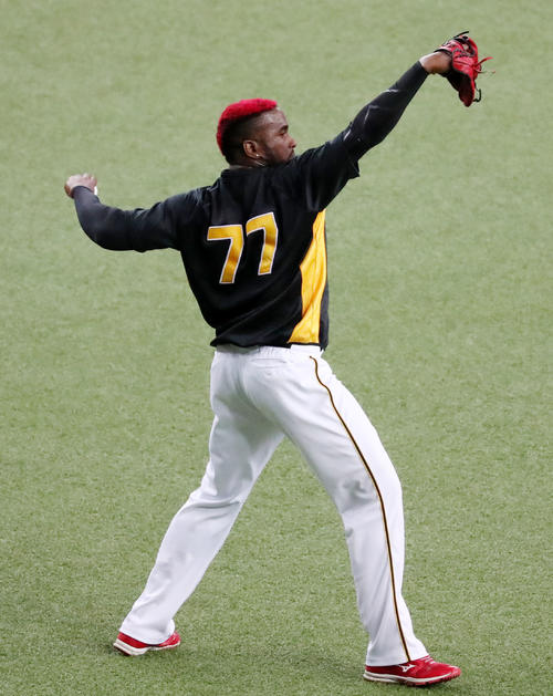 オリックス対阪神　練習でキャッチボールするガルシア（撮影・加藤哉）