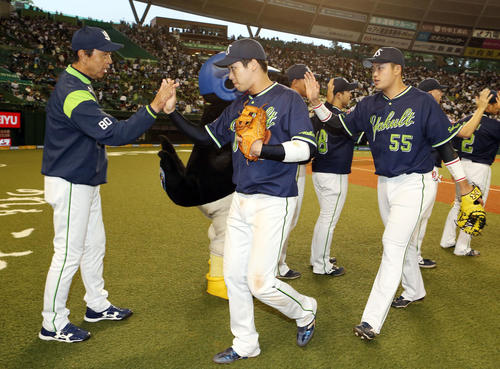 西武対ヤクルト　試合後、タッチを交わす小川監督（左）と山田哲（中央）。右は村上（撮影・狩俣裕三）