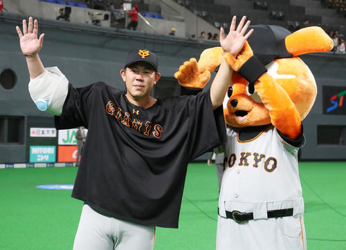 日本ハム対巨人　日本ハムに勝利しヒーローインタビューを終えた巨人山口（左）はジャビットと写真に納まる（撮影・垰建太）
