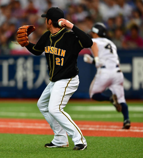 5回裏オリックス無死一塁、福田周平の投前バントで一塁に送球する岩田稔（撮影・清水貴仁）