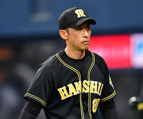 オリックス対阪神　9回、選手交代を告げた矢野監督（撮影・清水貴仁）