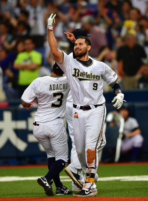 オリックス対阪神　9回裏オリックス1死二、三塁、サヨナラ左犠飛を放ち笑顔をみせるステフェン・ロメロ（撮影・清水貴仁）