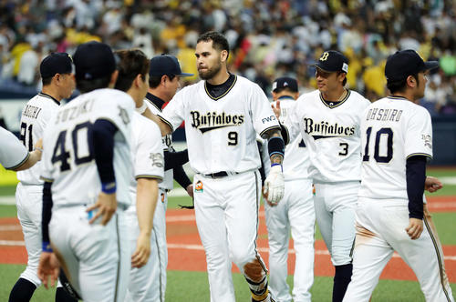 オリックス対阪神　9回裏オリックス1死二、三塁、サヨナラ犠飛を放ち、ナインとタッチを交わすロメロ（中央）（撮影・前田充）