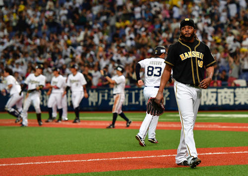 オリックス対阪神　9回裏オリックス1死二、三塁、ロメロにサヨナラ左犠飛を許し、がっくりとベンチへ戻るドリス（撮影・清水貴仁）