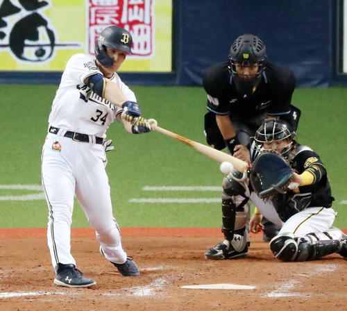 オリックス対阪神　9回裏オリックス1死二、三塁、吉田正は中前適時打を放つ（撮影・加藤哉）