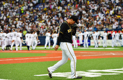 オリックス対阪神　サヨナラ負けでがっくり引き揚げる大山悠輔（撮影・清水貴仁）