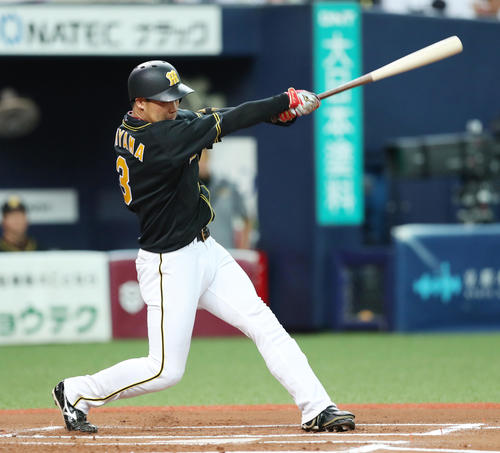 オリックス対阪神　6回表阪神2死二塁、勝ち越しの左前適時打を放つ大山（撮影・前田充）