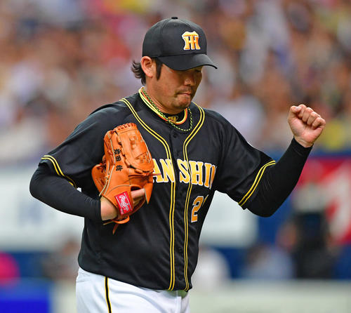 オリックス対阪神　5回のピンチもしのぎ、拳を握りしめる岩田（撮影・清水貴仁）