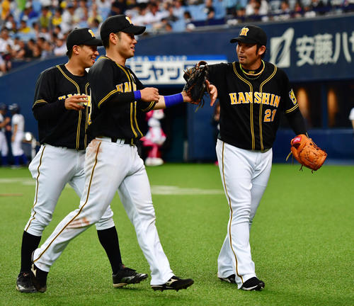 オリックス対阪神　5回の守備を終え選手を糸原健斗（中央）とタッチを交わす岩田稔（右）（撮影・清水貴仁）