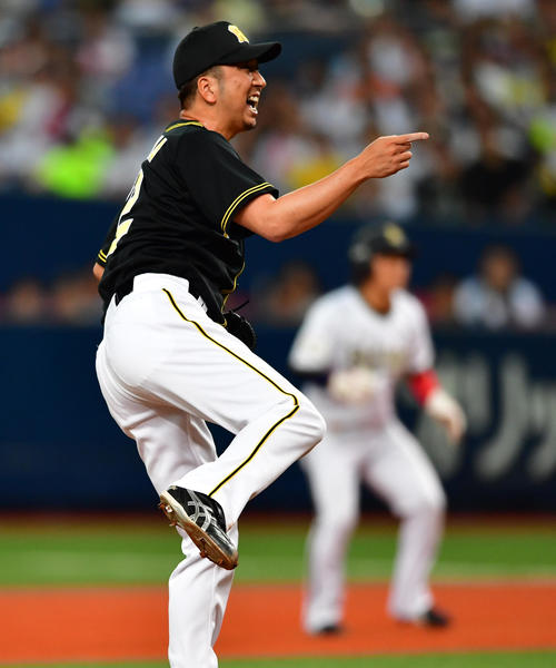オリックス対阪神　8回裏オリックス1死一塁、後藤のとき判定に指さす藤川（撮影・清水貴仁）