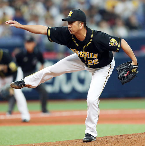 オリックス対阪神　8回から阪神5番手で登板する藤川（撮影・前田充）