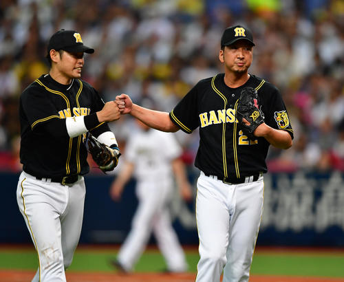 オリックス対阪神　8回裏オリックス2死一塁、伏見を一飛に打ち取り一塁手原口（左）とグータッチを交わす藤川（撮影・清水貴仁）