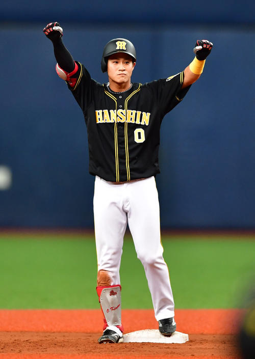 オリックス対阪神　3回表阪神2死、左中間へ二塁打を放つ木浪聖也（撮影・清水貴仁）