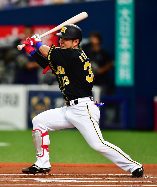 オリックス対阪神　6回表阪神1死、左前打を放つ糸原健斗（撮影・清水貴仁）