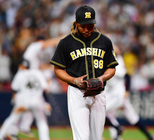 オリックス対阪神　9回裏オリックス1死二、三塁、ロメロにサヨナラ左犠飛を許し、がっくりとベンチへ戻るドリス（撮影・清水貴仁）