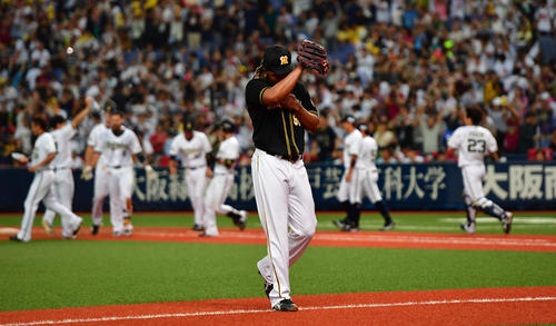 オリックス対阪神　9回裏オリックス1死二、三塁、ステフェン・ロメロにサヨナラ左犠飛を打たれ敗戦投手となるラファエル・ドリス（撮影・清水貴仁）