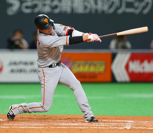 日本ハム対巨人　2回表巨人2死二、三塁、勝ち越しの左前適時打を放つ坂本勇（撮影・垰建太）