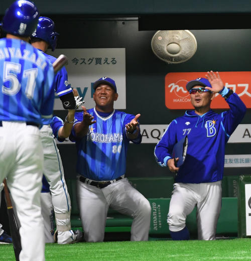 6回表DeNA2死、乙坂智は右越えに勝ち越しのソロ本塁打を放ちアレックス・ラミレス監督に迎えられる（撮影・今浪浩三）