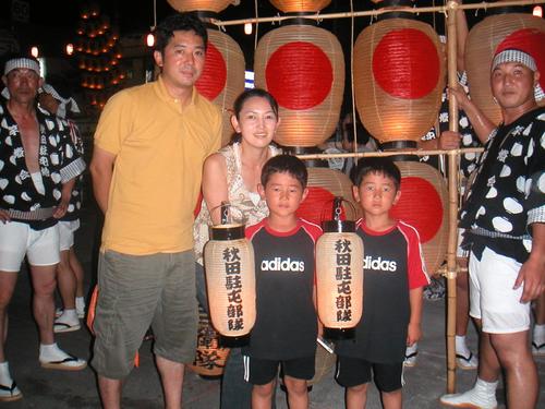 2006年に東北地方を訪れた時の家族写真。父弘通さん、母洋子さんと、由宇（右）と峻。