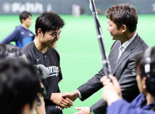 日本ハム対巨人 試合前、新井貴浩氏(右)からインタビューを受け握手する清宮(撮影・浅見桂子)