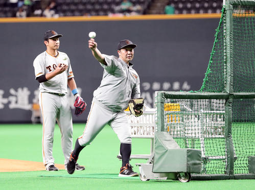 日本ハム対巨人 フリー打撃で打撃投手をする阿部(撮影・浅見桂子)
