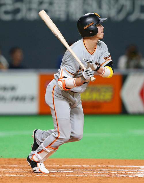日本ハム対巨人 2回表巨人1死二、三塁、中犠飛を放つ重信(撮影・垰建太)