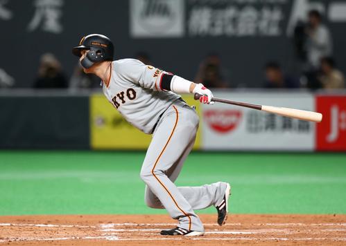 日本ハム対巨人 2回表巨人2死二、三塁、左前2点適時打を放つ坂本勇(撮影・黒川智章)