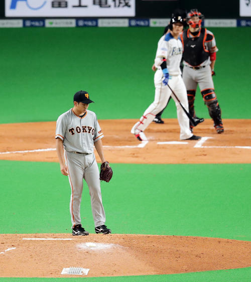 日本ハム対巨人 7回裏日本ハム無死、代打清宮を空振り三振に仕留めた菅野(撮影・浅見桂子)