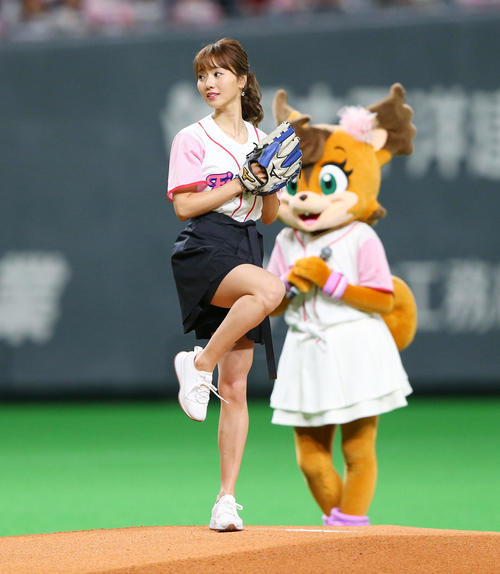 日本ハム対巨人 ファーストピッチを行う池端レイナ(撮影・垰建太)
