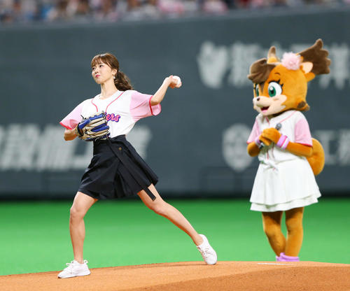 日本ハム対巨人 ファーストピッチを行う池端レイナ(撮影・垰建太)